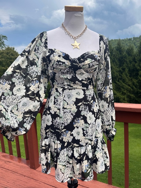 Urban Outfitters Dresses & Skirts - Urban Outfitters Love Triangle Black Floral Balloon-Sleeve Sweetheart Mini Dress